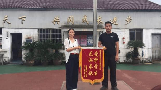 金东利民学校向东方校车公司敬赠锦旗