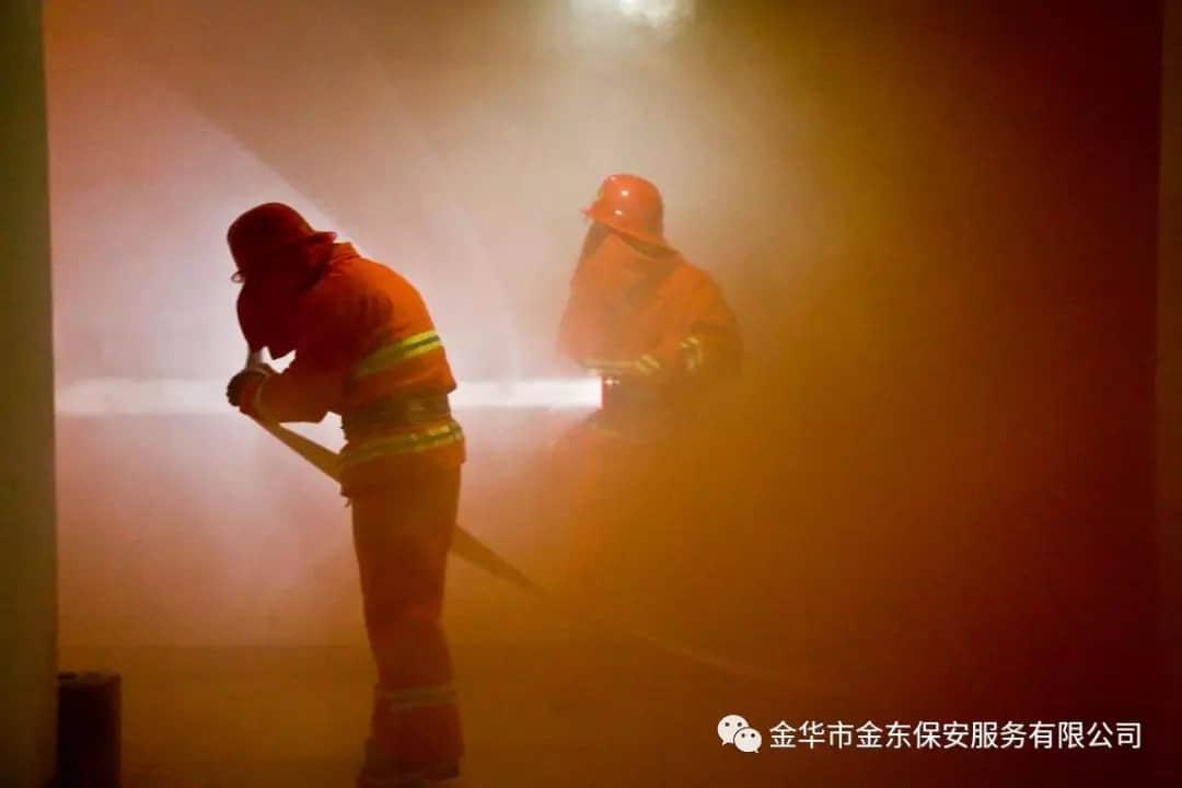 金东保安公司积极参加区机关办公楼火灾 应急演练及消防技能培训