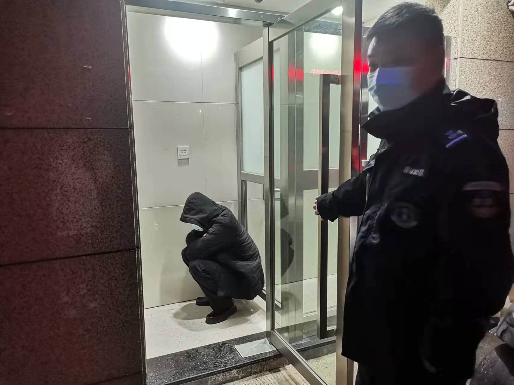 老人长时间滞留银行自助服务区，警保联动安全送回